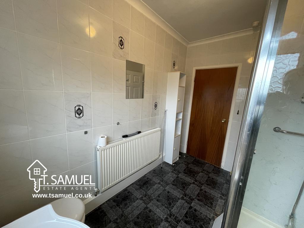 Bathroom 2.JPG