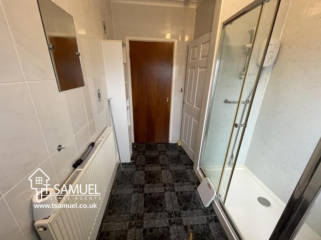 Bathroom 3.JPG