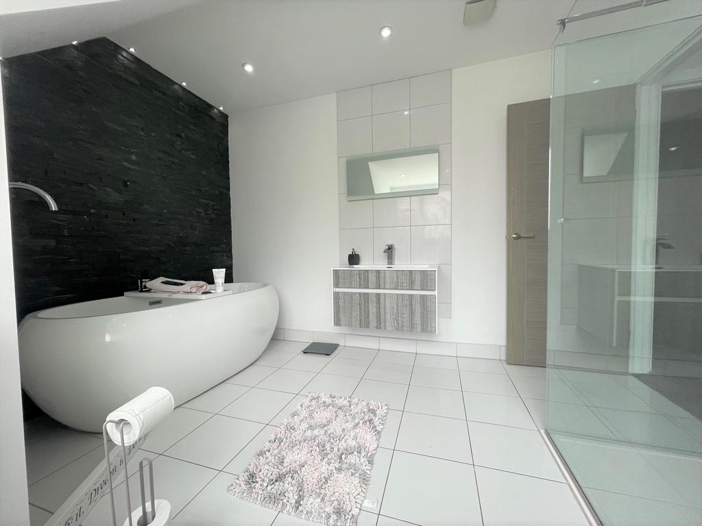 Family bathroom b
