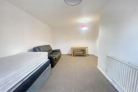 Studio to rent, Ryeland Close, West Drayton, Middlesex