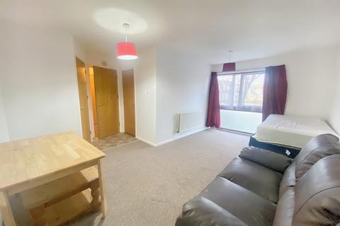 Studio to rent, Ryeland Close, West Drayton, Middlesex