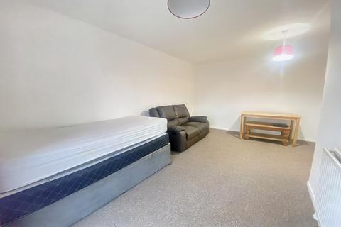 Studio to rent, Ryeland Close, West Drayton, Middlesex