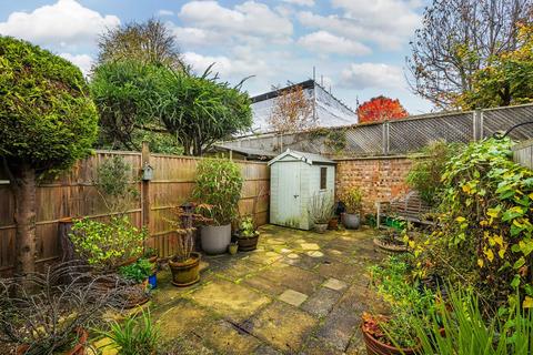 12 Bishops Close, Richmond, TW10 7DF