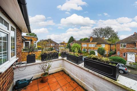 12 Bishops Close, Richmond, TW10 7DF