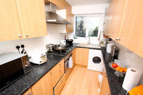 3 bedroom semi-detached house to rent, Beddington Road, Orpington