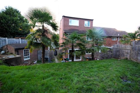 3 bedroom semi-detached house to rent, Beddington Road, Orpington