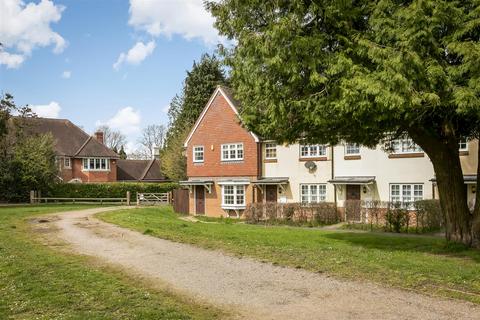 3 bedroom end of terrace house to rent, Chapel Walk, Coulsdon CR5