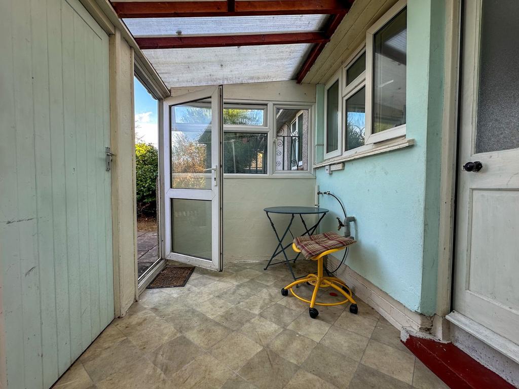 https://media.onthemarket.com/properties/16129157/1518275334/image-8-1024x1024.jpg