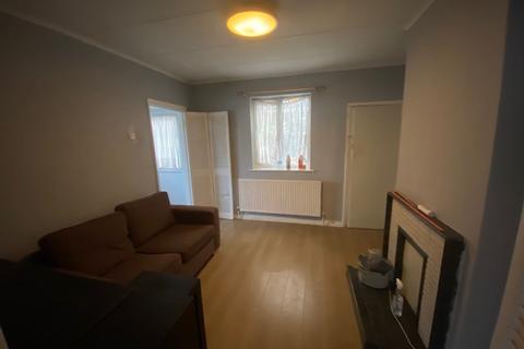 3 bedroom end of terrace house to rent, Kent Road, Luton LU1