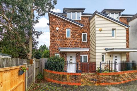 3 bedroom end of terrace house for sale, Pyle Close, Addlestone KT15