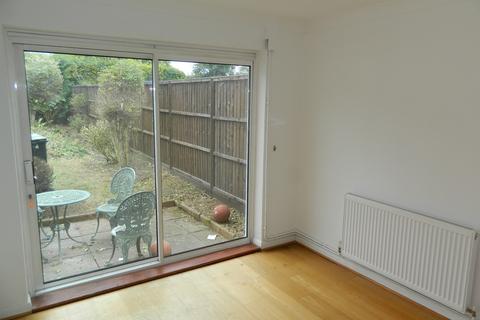 3 bedroom semi-detached house to rent, Barrs Road, Taplow SL6