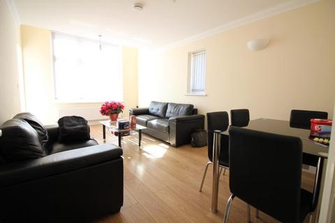 2 bedroom flat to rent, Royal Lane, Yiewsley