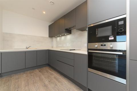 3 bedroom flat to rent, Ridgeway View, London