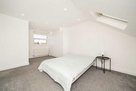 3 bedroom house to rent, Thorpebank Road, London W12