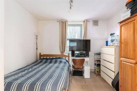 3 bedroom flat for sale, London Road, Morden SM4