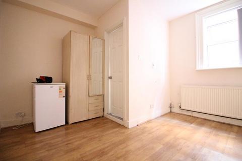 Studio to rent, Lady Margaret Road, Southall