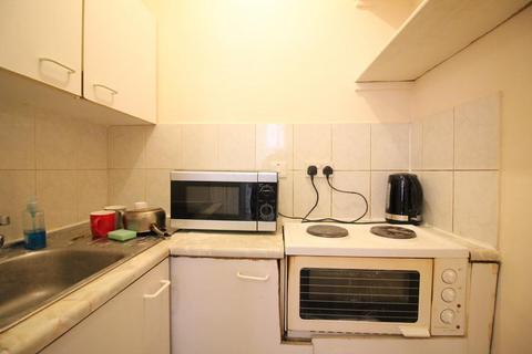 Studio to rent, Lady Margaret Road, Southall