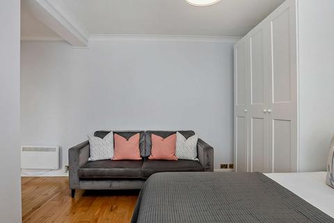 Studio to rent, London W1J