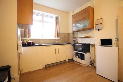 Studio to rent, Woodville Gardens, London