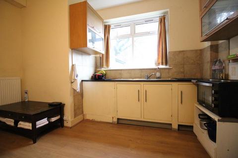 Studio to rent, Woodville Gardens, London