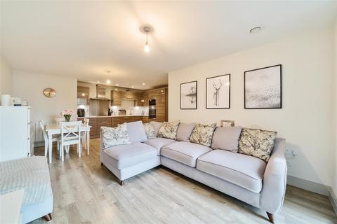 2 bedroom apartment for sale, Ellerton Road, Surbiton