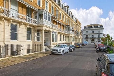 3 bedroom flat to rent, Heene Terrace, Worthing