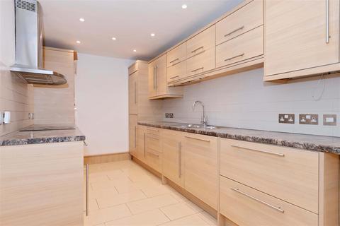 3 bedroom flat to rent, Heene Terrace, Worthing