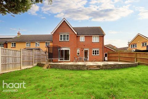 4 bedroom detached house for sale, Shepherd Close, Ashford