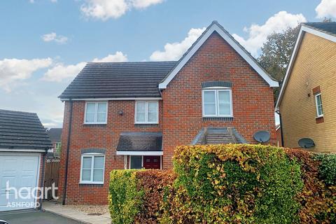 4 bedroom detached house for sale, Shepherd Close, Ashford