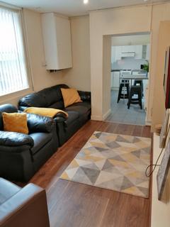 5 bedroom semi-detached house to rent, Ladybarn Lane, Manchester M14
