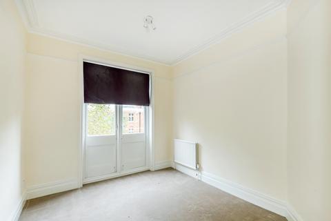 3 bedroom flat to rent, Lauderdale Road London W9