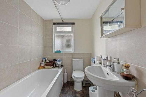 1 bedroom apartment to rent, Warwick Road, London E15