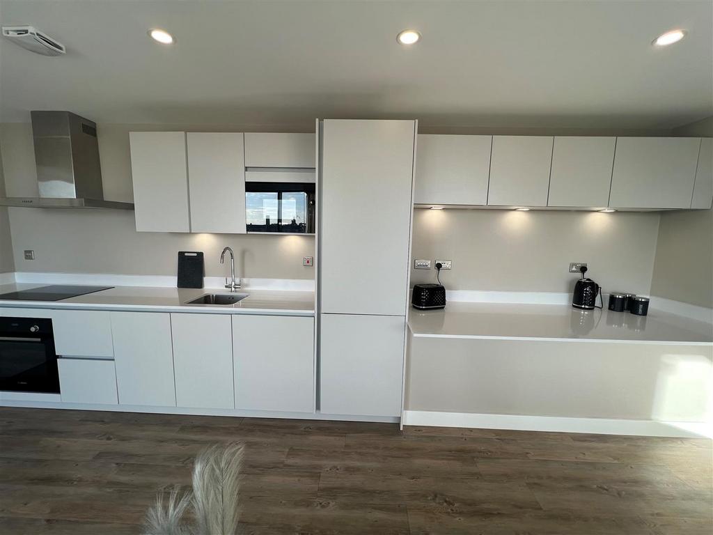 Kitchen (2).jpg
