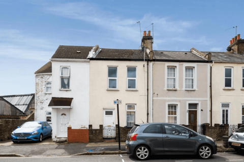 2 bedroom semi-detached house to rent, Worton Road, Isleworth, TW7