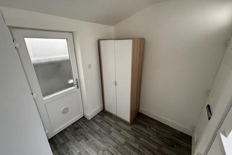 2 bedroom flat to rent, Bruce Street. Mountain Ash, CF45 3HF