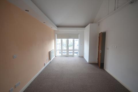 6 bedroom end of terrace house to rent, Chigwell road, E18 1LR