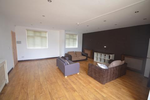 6 bedroom end of terrace house to rent, Chigwell road, E18 1LR