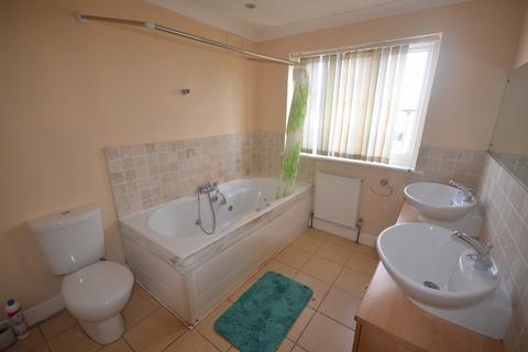 6 bedroom end of terrace house to rent, Chigwell road, E18 1LR