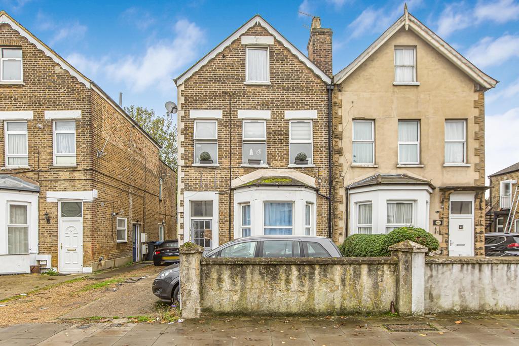 2 bed flat for sale