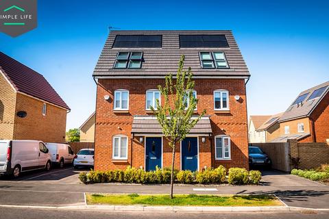 3 bedroom terraced house to rent, Velveteen Crescent, Worsley, Manchester