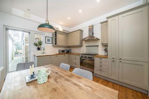 2 bedroom flat for sale, Sarsfeld Road, London SW12