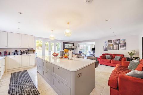 5 bedroom detached house to rent, Shaftesbury Road, Woking GU22