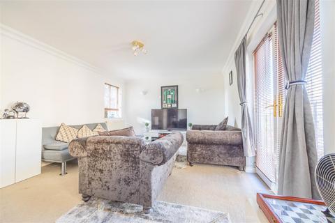 2 bedroom apartment for sale, GLENDALE GARDENS, Leigh-on-Sea