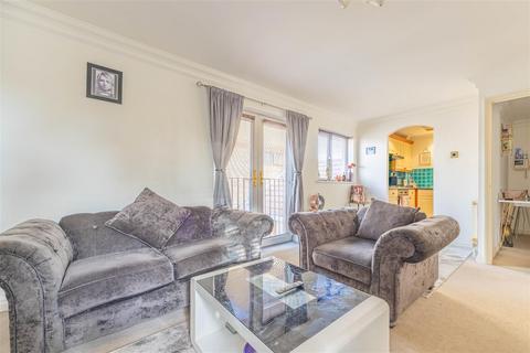 2 bedroom apartment for sale, GLENDALE GARDENS, Leigh-on-Sea