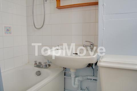 1 bedroom flat to rent, Phipps Bridge Road, Mitcham, CR4