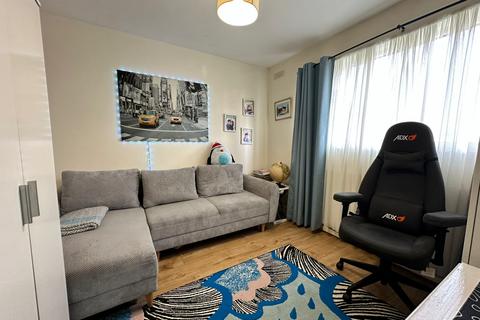 2 bedroom flat to rent, Snakes Lane, Woodford Green,, IG8