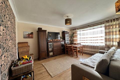 2 bedroom flat to rent, Snakes Lane, Woodford Green,, IG8