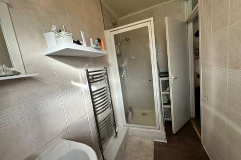 2 bedroom flat to rent, Snakes Lane, Woodford Green,, IG8