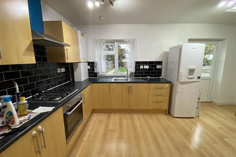 4 bedroom detached house to rent, Super 4 bedroom family house just renovated - Edgware