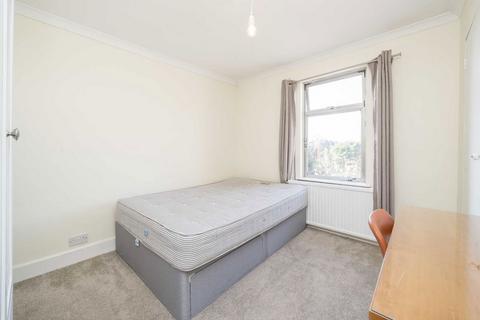 3 bedroom semi-detached house to rent, Ealing Road, Brentford TW8